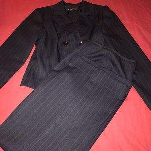 Pin strip, cuffed, flare leg ladies suit💗